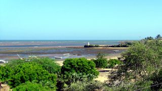 Porto di Malindi-Sullo sfondo il pilastro Vasco da Gama