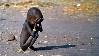 La siccità e la desertificazione, la conseguente scarsità di cibo e di acqua, provocano in Kenya non solo fame, ma anche guerre e morte. Non potrai fingere di non vedere... e non sarai mai più lo stesso!